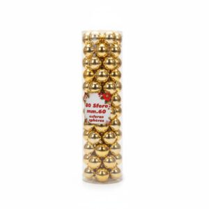 Decora il tuo albero di Natale con eleganza e luminosità grazie a questo set di 80 sfere natalizie oro metallizzate in PVC da 60 mm di diametro. La finitura lucida e riflettente regala un effetto brillante e raffinato, perfetto per creare un’atmosfera festiva e accogliente. Il materiale in PVC le rende leggere, resistenti e sicure, ideali sia per uso domestico che professionale (negozi, vetrine, eventi). Confezionate in un pratico cilindro trasparente con cordino dorato, sono facili da conservare e riutilizzare ogni anno.