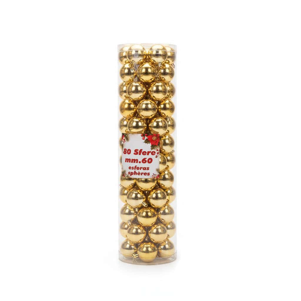 Decora il tuo albero di Natale con eleganza e luminosità grazie a questo set di 80 sfere natalizie oro metallizzate in PVC da 60 mm di diametro. La finitura lucida e riflettente regala un effetto brillante e raffinato, perfetto per creare un’atmosfera festiva e accogliente. Il materiale in PVC le rende leggere, resistenti e sicure, ideali sia per uso domestico che professionale (negozi, vetrine, eventi). Confezionate in un pratico cilindro trasparente con cordino dorato, sono facili da conservare e riutilizzare ogni anno.